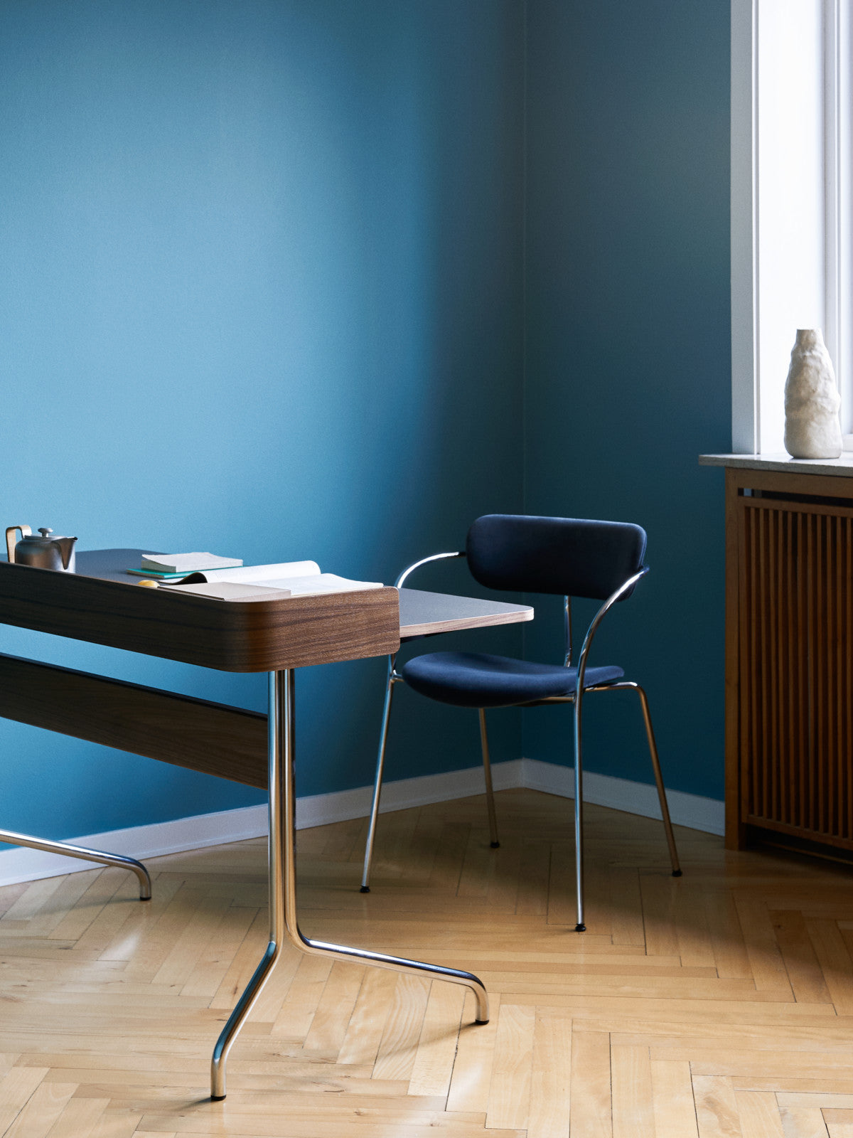 Pavilion Desk AV17 - Charcoal 4166 & Lacquered walnut