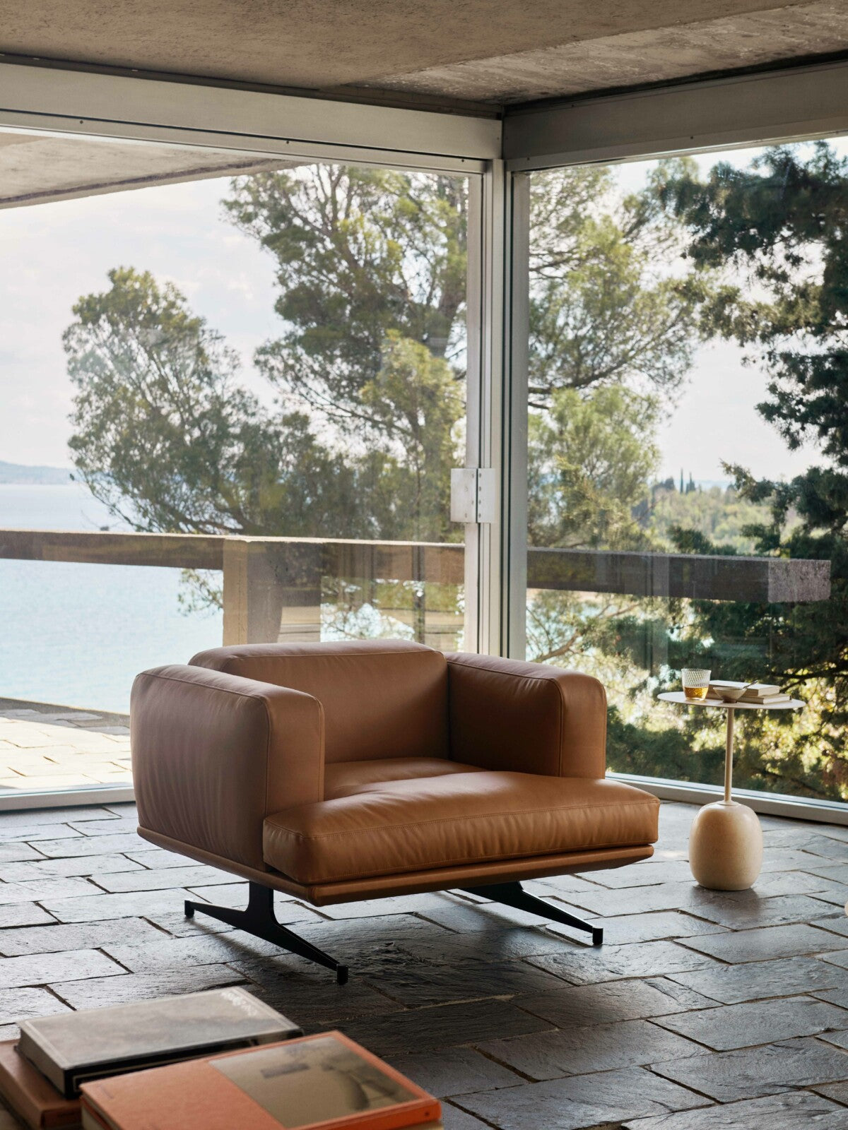 Inland AV21 Lounge Chair - Black legs