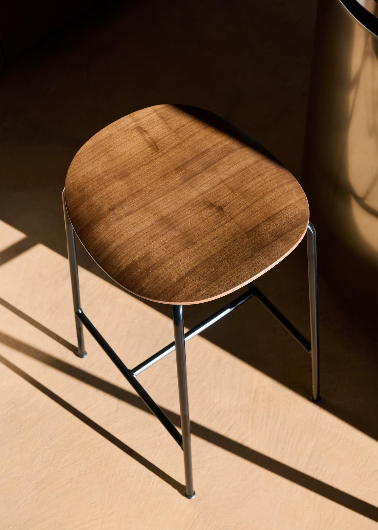 Pavilion AV37 Stool - Lacquered Walnut
