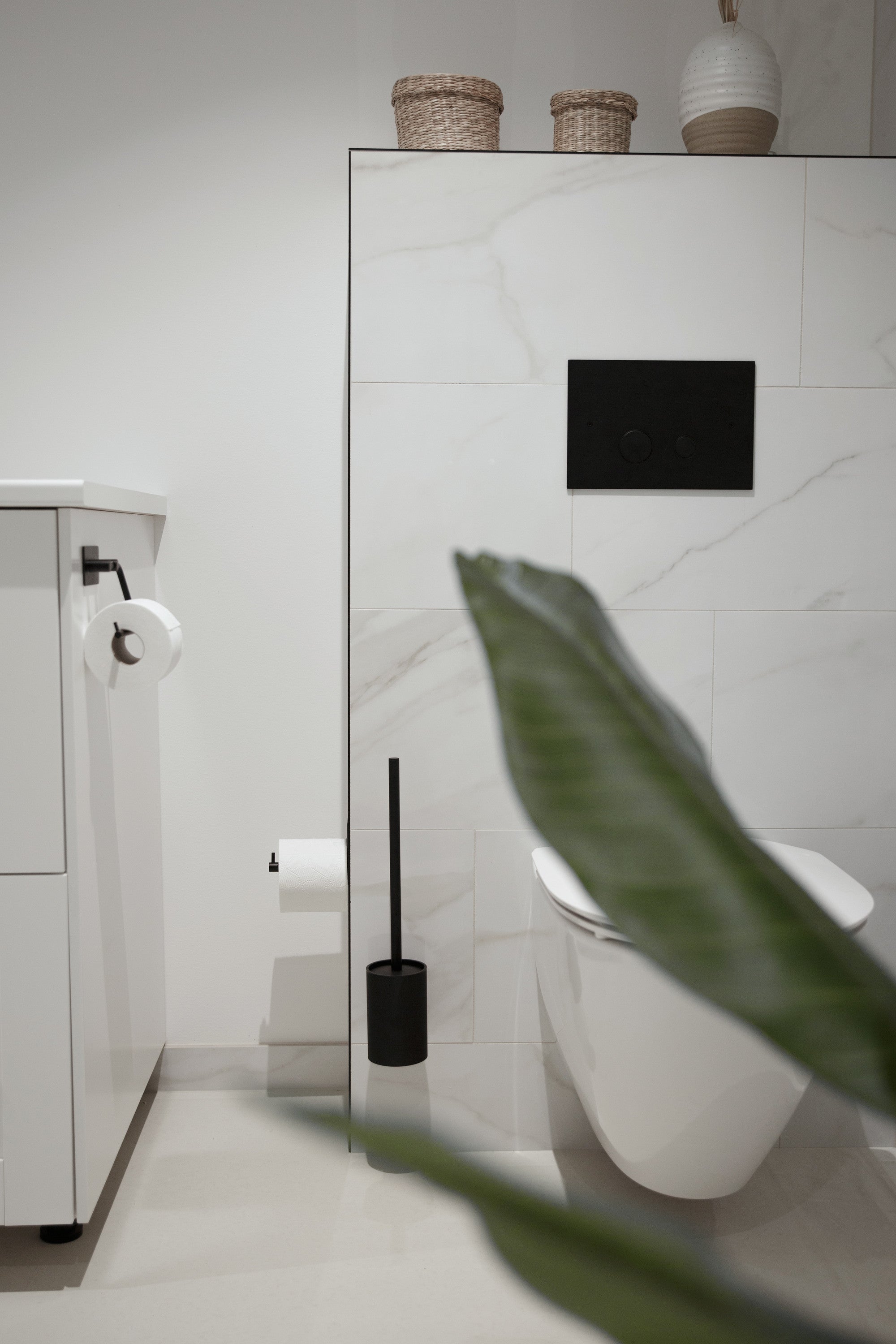 Base 200 - Toilet Paper Holder - Matte Black