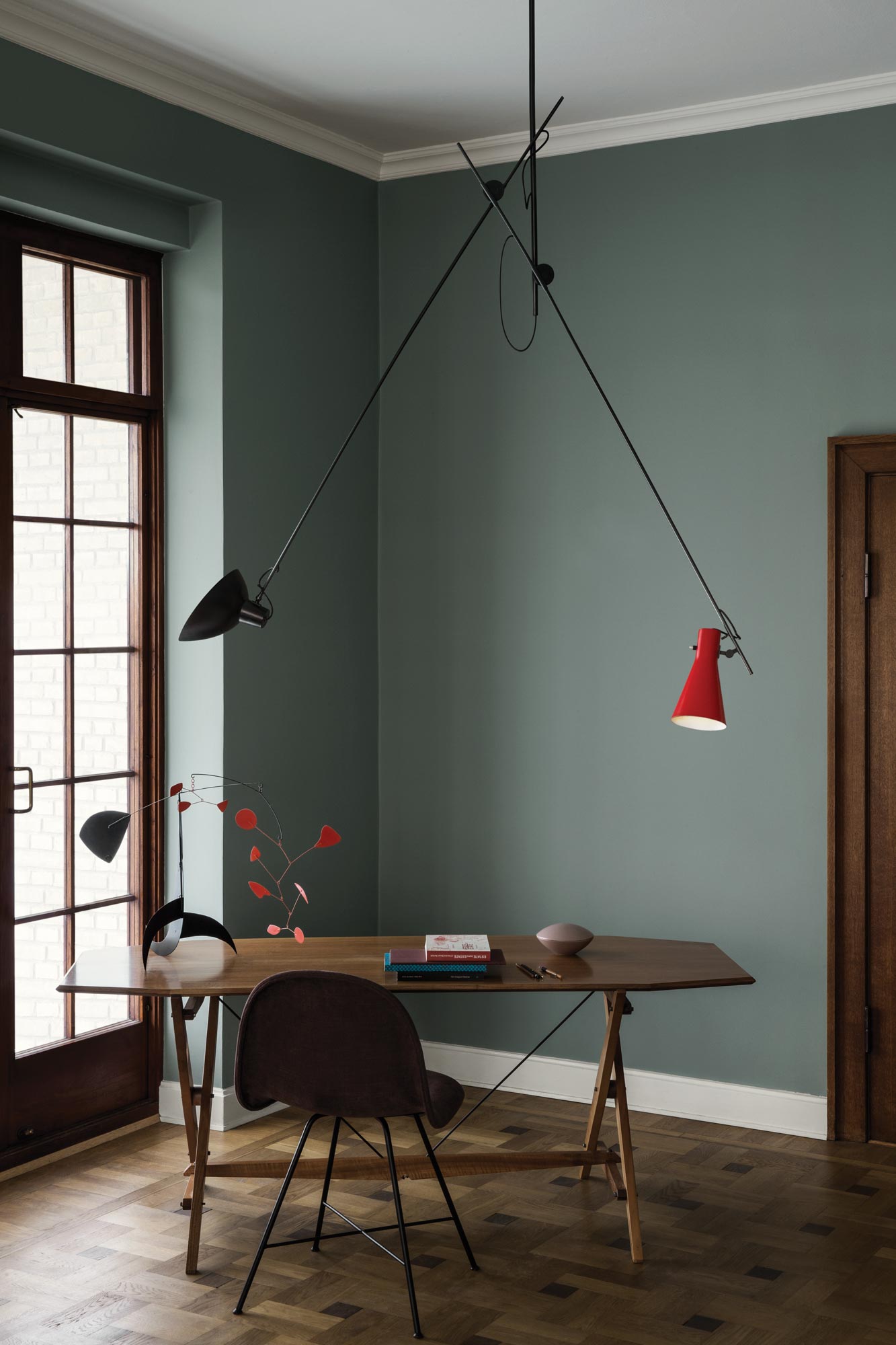Corp de iluminat suspendat VV Cinquanta - Structură neagră, reflectoare roșu și negru
