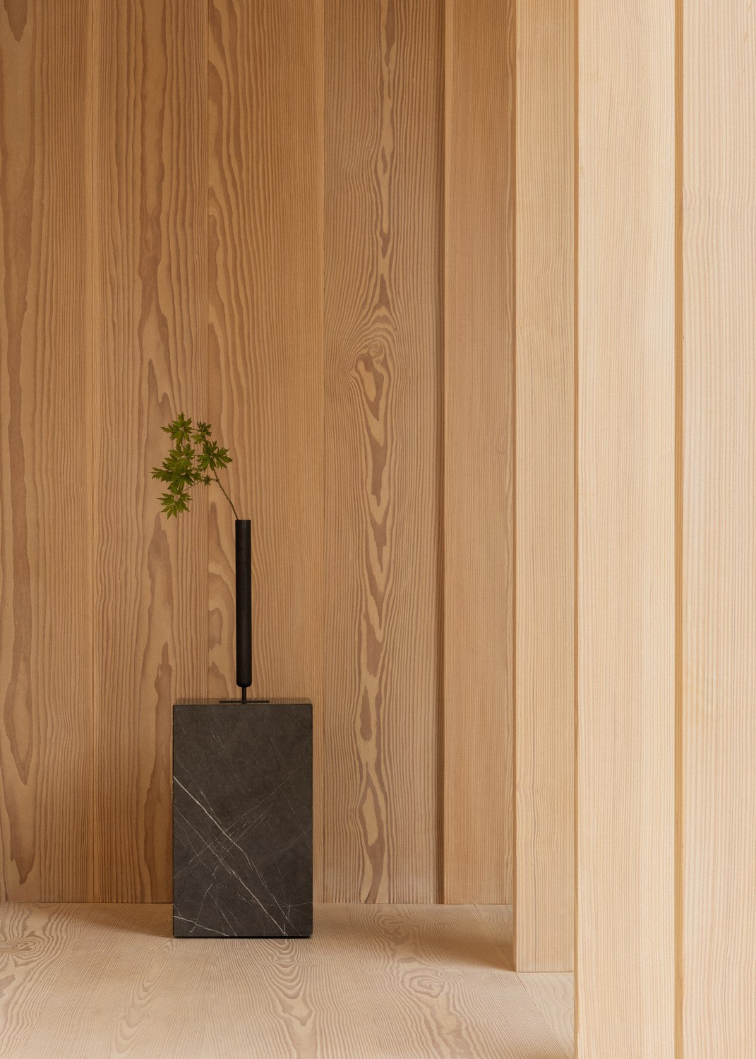 Plinth Tall - Black marble marquina