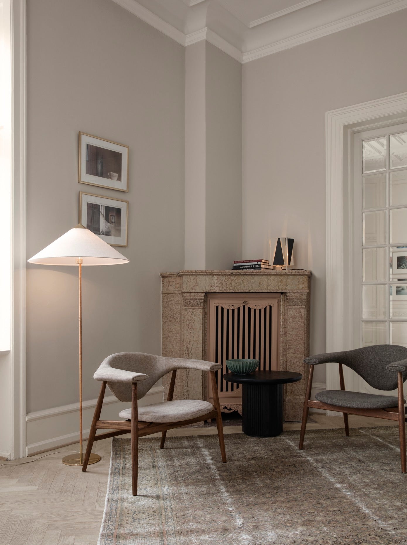 Masuta de Cafea Moon Rotundă - Brown / Black Stained Veneer Oak Lacquered