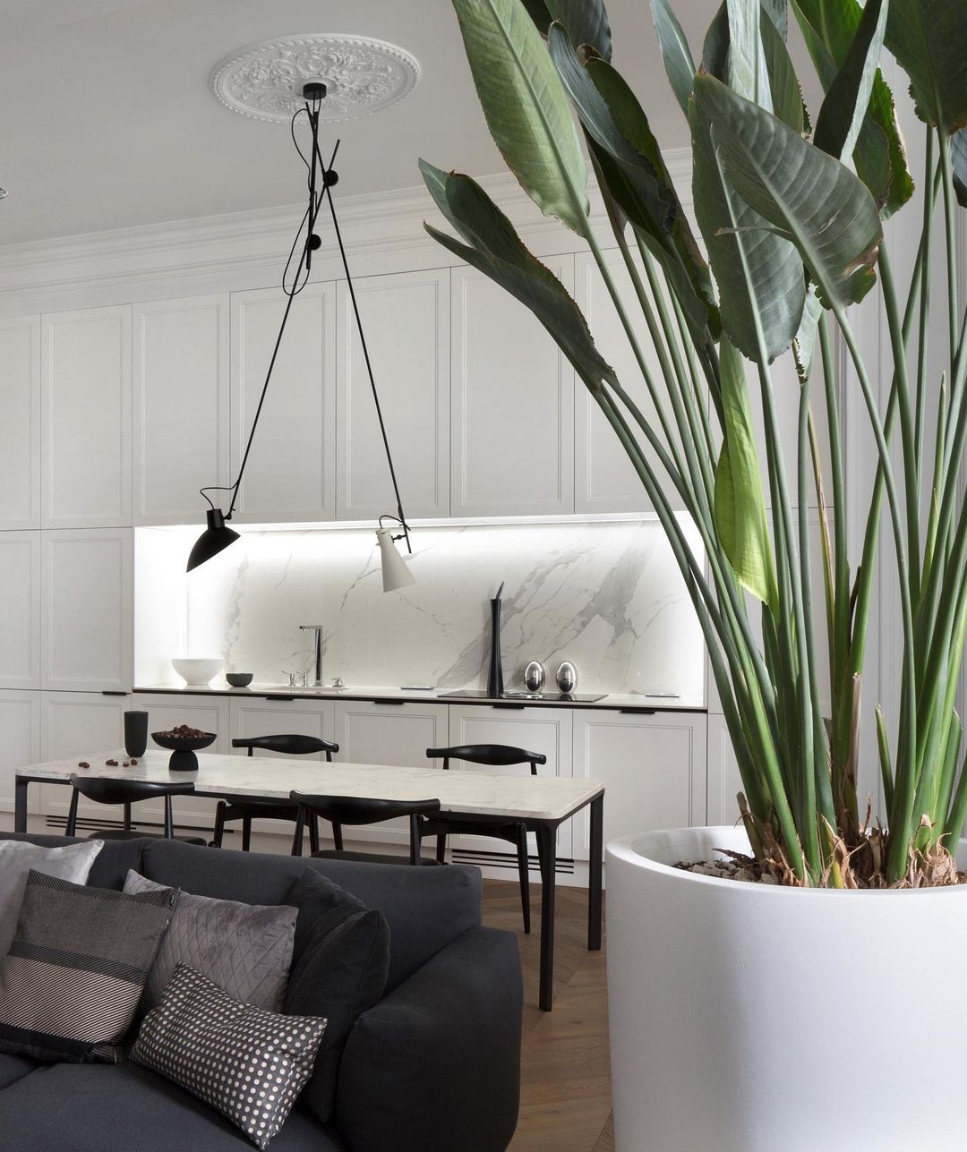 Corp de iluminat suspendat VV Cinquanta - Structură neagră, reflectoare alb și negru